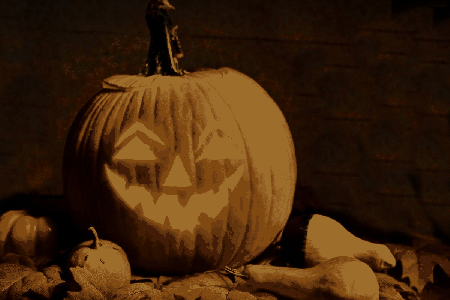 Śmiejąca dynia wśród malutkich dyni